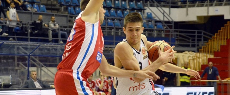 Crno-beli kompletni u košarkaškom gradu