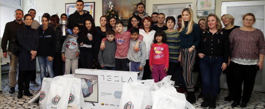 Tesla TV i novogodišnji paketići za štićenike doma 'Drinka Pavlović'