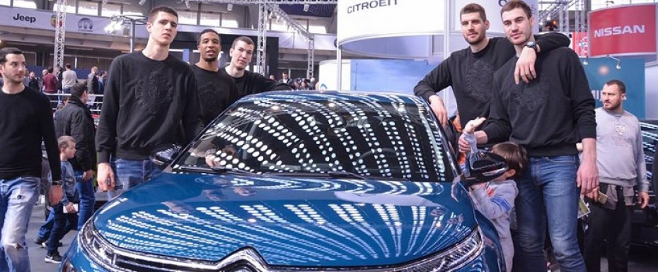 Crno-beli posetili štand kompanije Citroen na Sajmu automobila