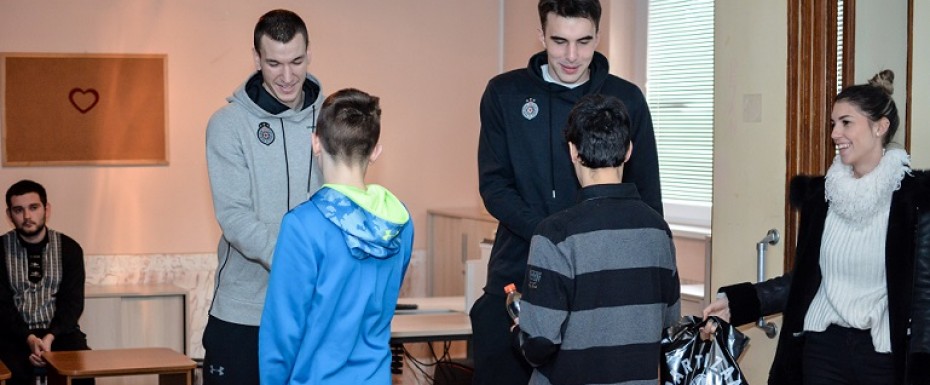 Crno-beli u poseti domu 
