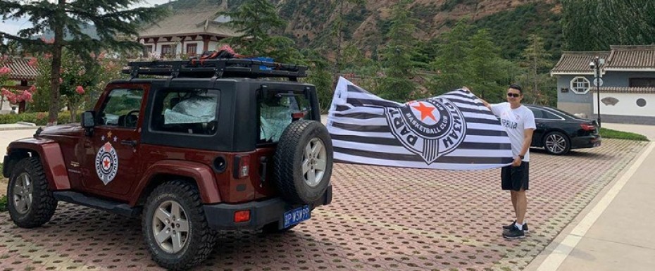 Starim putem svile sa obeležjima KK Partizan 